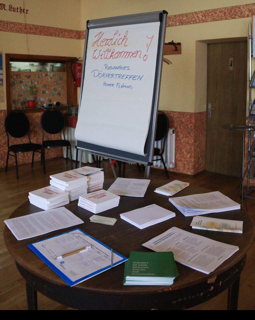 Doerfertreffen2023-2-Infotisch-und-Saal_c_Bansen Doerfertreffen 2023 Infotischund Saal c_Bansen