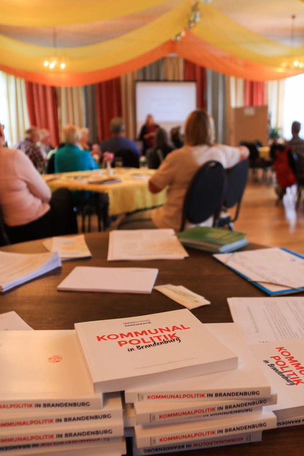 Doerfertreffen2023-Infotisch-und-Saal_c_Bansen Plakat Souends of Nachbarschaft 2023