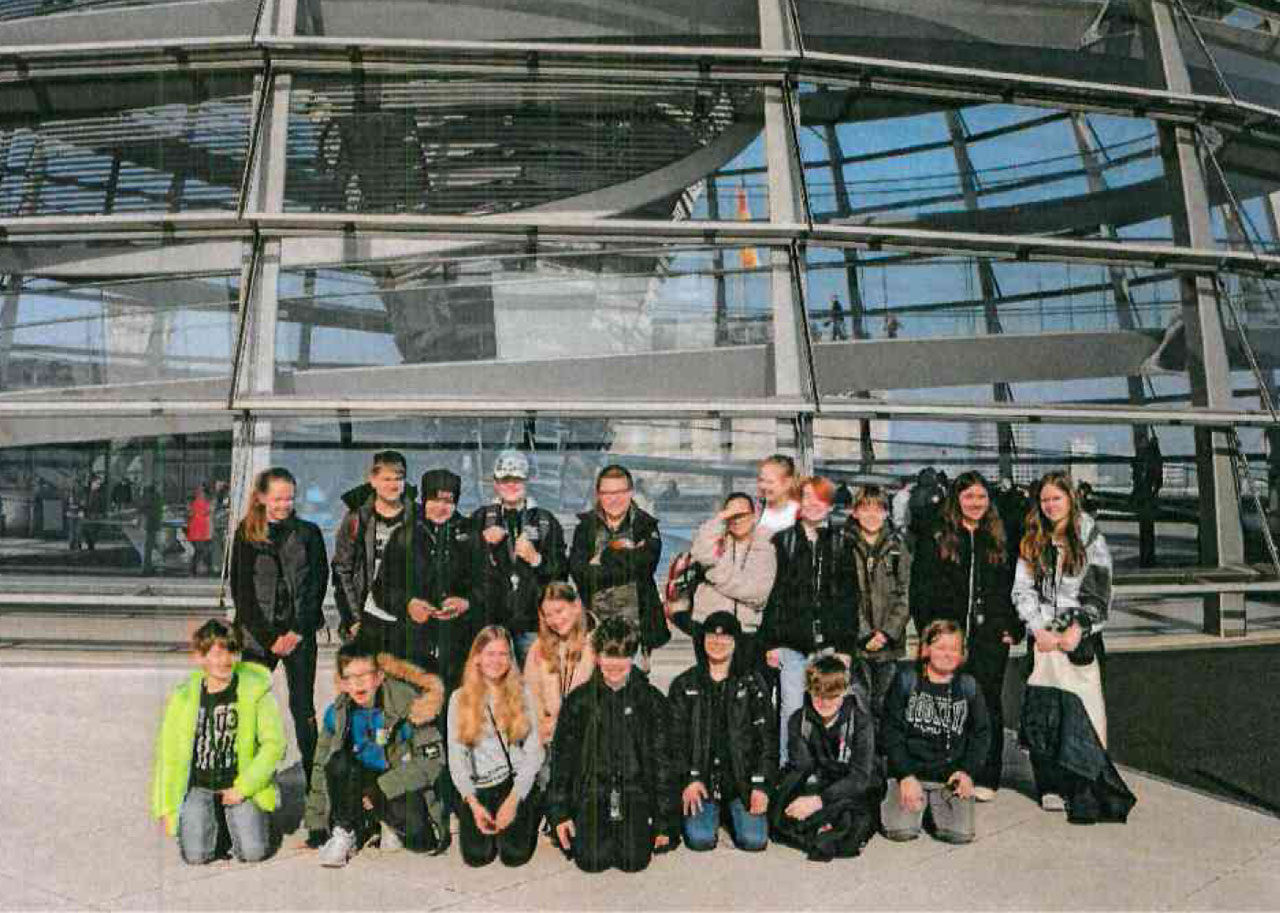 Gruppe-im-Bundestag-2024 Bild der Klasse im Bundestag Anne Frank Exkursion 2024